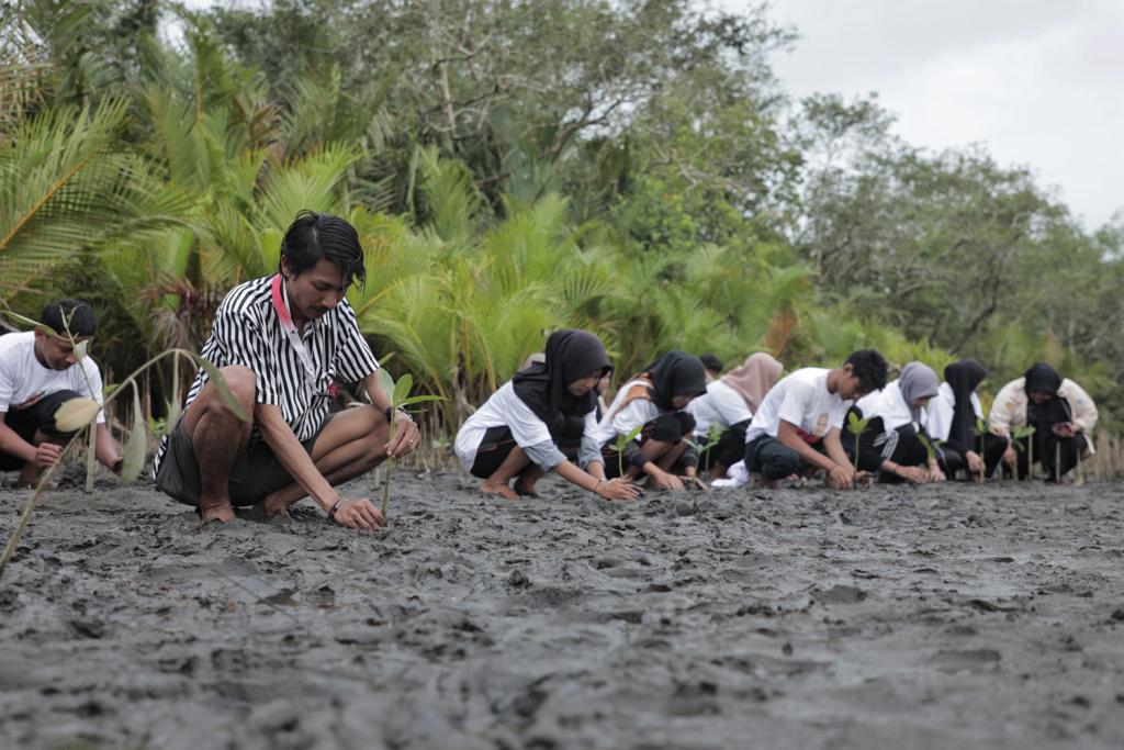 Antusiasnya Warga Kota Pariaman Untuk Ikut Menanam Pohon Mangrove